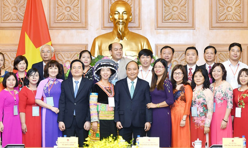 Prime Minister Nguyen Xuan Phuc and outstanding teachers. (Photo: VGP)