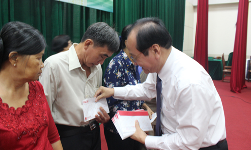 Phó Chủ tịch UBND tỉnh Trần Thanh Đức tặng quà cho các thầy cô nghỉ hưu.