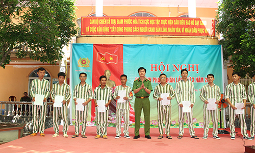 Lãnh đạo Trại giam Phước Hoà trao giấy khen cho các phạm nhân