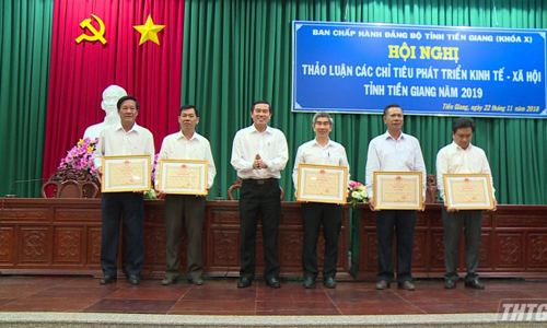 Chairman of the Provincial People's Committee Le Van Huong presents certificates of merit to 5 outstanding collectives. Photo: thtg.vn