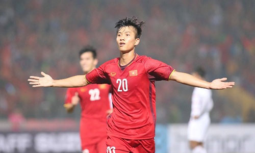 Van Duc celebrates scoring his first goal in the 2018 AFF Cup. (Photo: vnexpress.net)