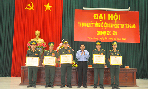  Đồng chí Nguyễn Văn Thắng, Trưởng Ban Nội chính Tỉnh ủy tặng bằng khen cho các tập thể và cá nhân