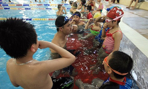 Children learn swimming at Tang Bat Ho pool in Hanoi’s Hai Ba Trung District. (Photo: VNA)