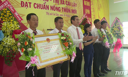 Chairman of the Tien Giang provincial People’s Committee Le Van Huong presents 