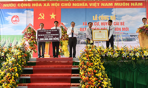 Chairman of the Provincial People's Committee Le Van Huong awards certificate, emulation flag to Tan Hung commune.