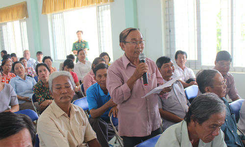 Cử tri xã Bình Phú, huyện Gò Công Tây  phát biểu ý kiến 
