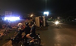 Xe tải chở lúa lật ngang đường, 2 người bị thương
