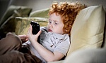 Phát hiện mới về tác hại của điện thoại thông minh với não của trẻ