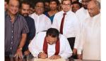 Thủ tướng Sri Lanka Mahinda Rajapakse chính thức ký đơn từ chức