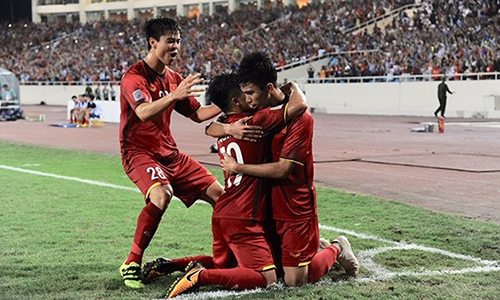 Vietnam players celebrate the opening goal by Quang Hai (No. 19). (Photo: NDO/Tran Hai)
