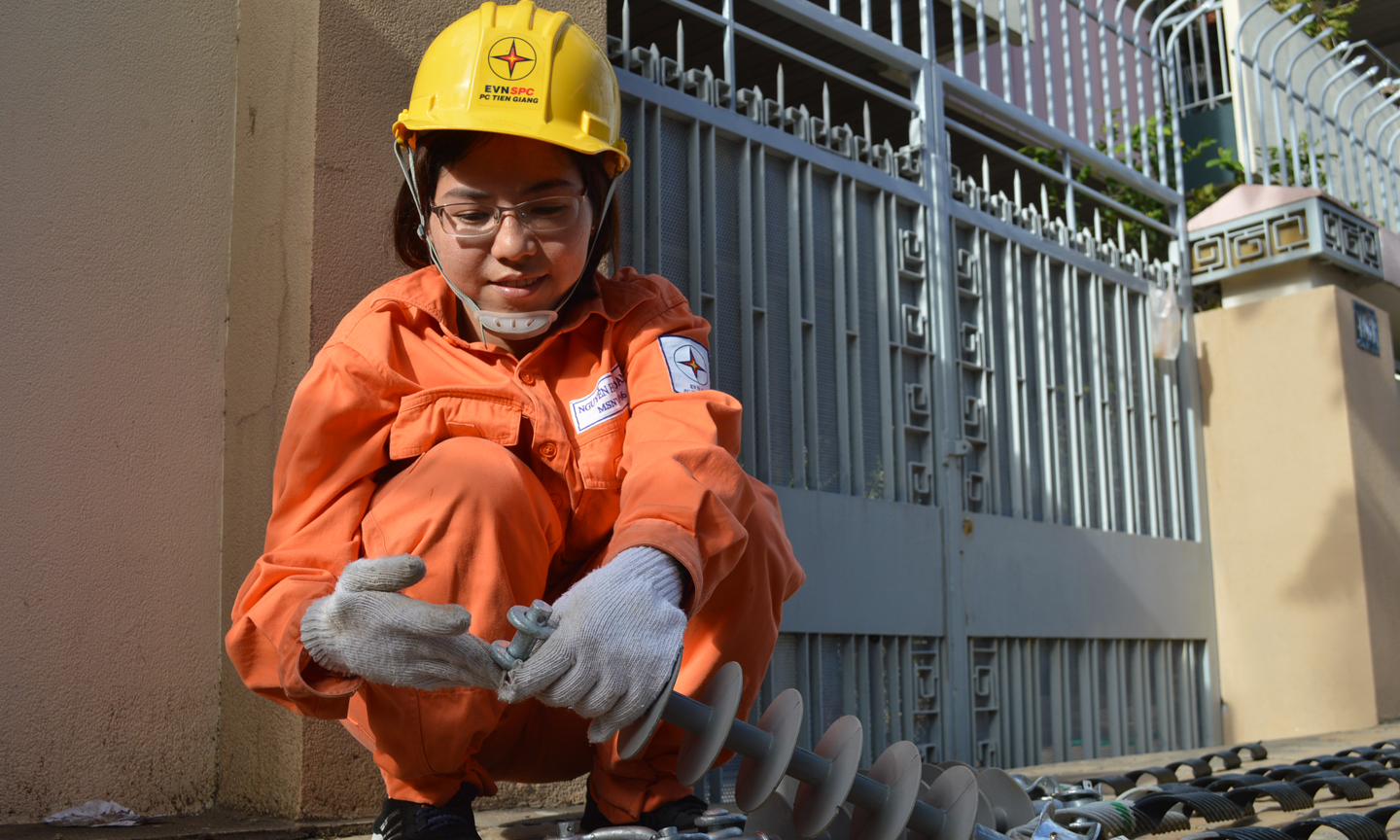 Chị Nguyễn Hoàng Oanh công nhân điện hỗ trợ từ huyện Gò Công Tây.