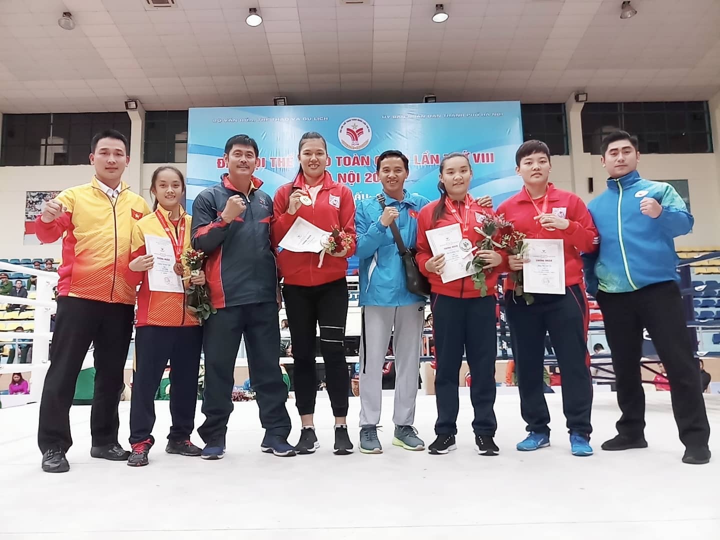 VĐV Trần Thị Oanh Nhi (thứ 4 từ trái sang) đã mang về tấm HCV đầu tiên cho Đoàn Thể thao Tiền Giang.