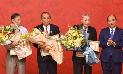 PM Nguyen Xuan Phuc and honoured Party members (Photo: VGP)