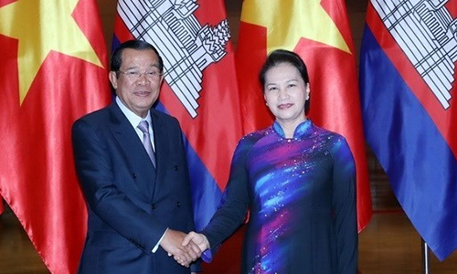 Vietnamese National Assembly Chairwoman Nguyen Thi Kim Ngan (R) meets with Cambodian Prime Minister Samdech Techo Hun Sen in Hanoi on December 8 (Photo: VNA)