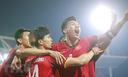Players of the Vietnam national football team cheered after a score in a match of the AFF Suzuki Cup 2018 (Photo: VNA)