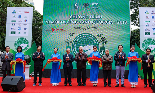 Delegates cut the ribbon to launch the “For the national green environment” programme. (Photo: Hanoimoi)