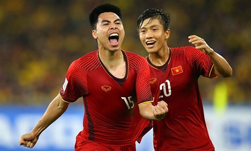 Vietnamese players cheer their first goal in the match (Photo: VNA)