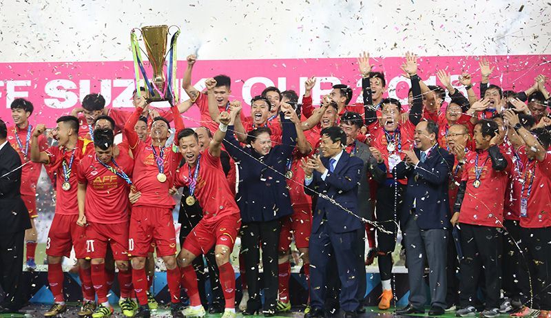Các cầu thủ Việt |Nam nâng cao chiếc cúp vô địch AFF Suzuki Cup 2018. Ảnh: Vietnamnet.vn