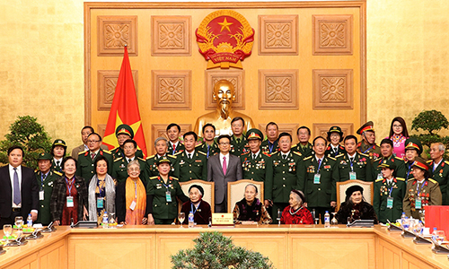 PM Vu Duc Dam and Heroic Vietnamese Mothers and former soldiers at the meeting in Hanoi (Photo: VGP)