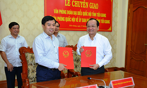 Leaders of the ONA and leaders of Tien Giang People's Committee signed the minutes on the transfer of civil servants and laborers.