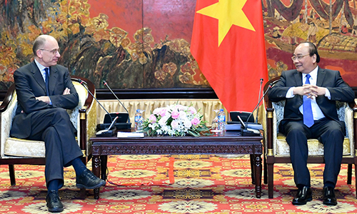 PM Nguyen Xuan Phuc (R) receives Chairman of the Italy-ASEAN Association (IAA) Enrico Letta (Photo: VGP)