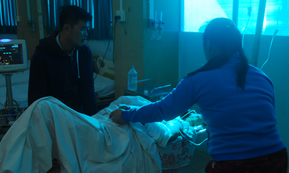 Người nhà ông Mười Hai chăm sóc nạn nhân ở Bệnh viện Đa khoa Trung tâm Tiền Giang trước khi chuyển lên Bệnh viện Chợ Rẫy.