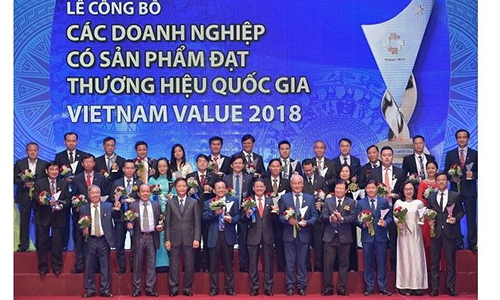 Representatives from businesses with national brand products honoured at the ceremony. (Photo: VGP)