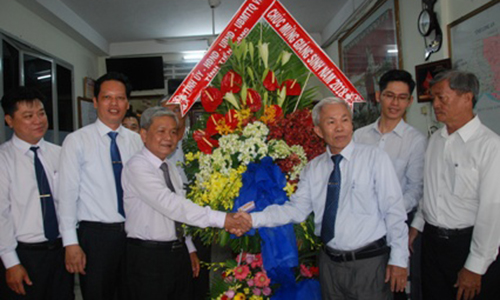 offers the Bishop Nguyen Van Kham flower. Photo: T.HA