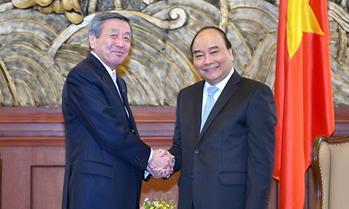 Prime Minister Nguyen Xuan Phuc and Motoo Hayashi, Acting Secretary General of the Liberal Democratic Party of Japan. (Photo: VGP)