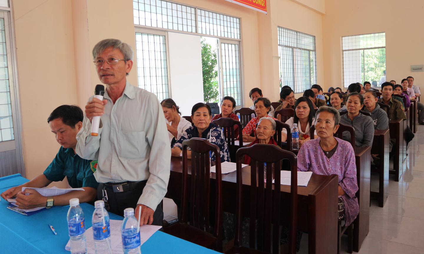 Người dân xã Tân Hòa Đông phát biểu ý kiến tại buổi gặp gỡ  với Giám đốc  Sở Nông nghiệp và Phát triển nông thôn Nguyễn Văn Mẫn. 