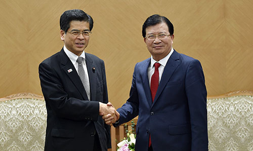 Deputy Prime Minister Trinh Dinh Dung (R) and Japanese Minister of Land, Infrastructure, Transport and Tourism Keiichi Ishii (Photo: VGP)