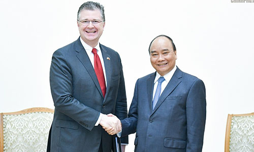 Prime Minister Nguyen Xuan Phuc and US Ambassador to Vietnam Daniel J. Kritenbrink (Photo: VGP)