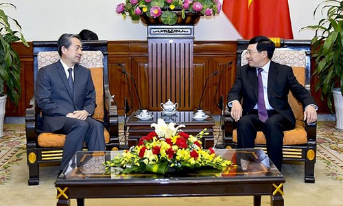 Deputy PM and FM Pham Binh Minh (right) and newly-appointed Chinese Ambassador to Vietnam Xiong Bo. (Photo: VGP)