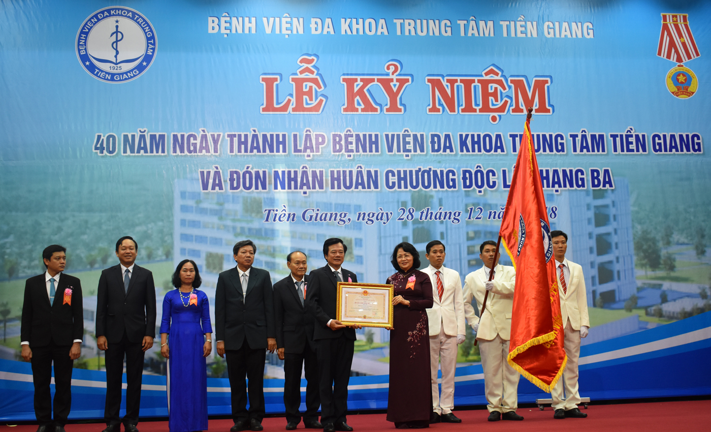 Phó Chủ tịch Nước Đặng Thị Ngọc Thịnh trao Huân chương Độc lập hạng III cho Bệnh viện