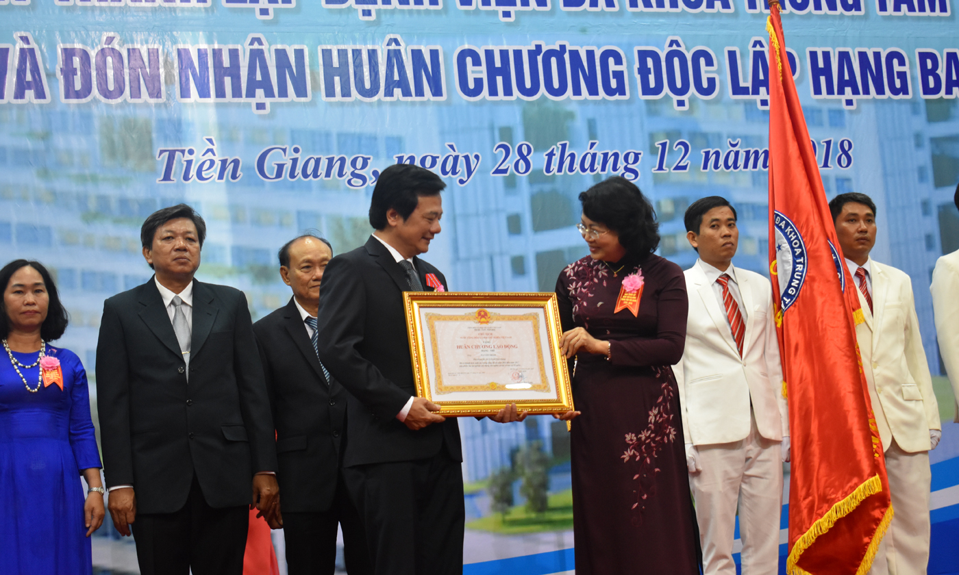 Phó Chủ tịch Nước Đặng Thị Ngọc Thịnh trao Huân chương Lao động hạng Nhì cho Giám đốc Bệnh viện Tạ Văn Trầm