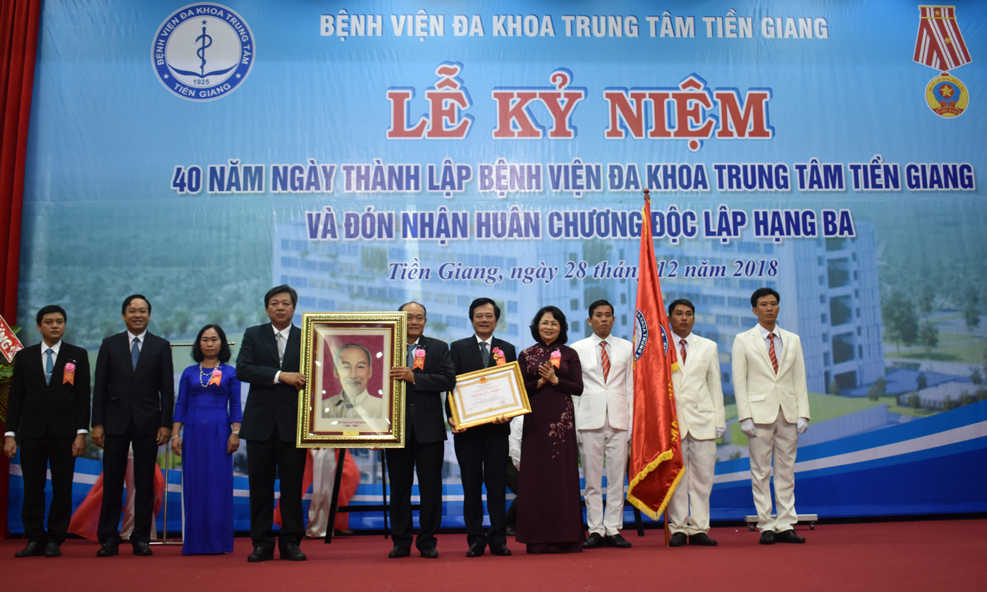 Phó Chủ tịch Nước Đặng Thị Ngọc Thịnh gửi tặng bệnh viện bức tranh chân dung Chủ tịch Hồ Chí Minh bằng đá quý