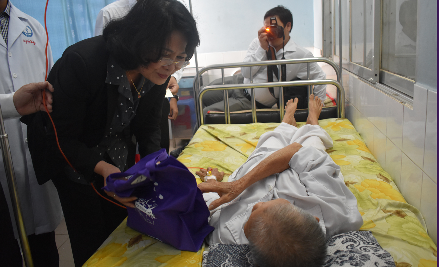 Phó Chủ tịch Nước Đặng Thị Ngọc Thịnh thăm hỏi, tặng quà cho bệnh nhân