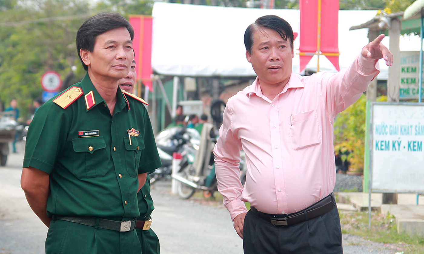 Thiếu tướng Đoàn Thanh Xuân trao đổi với đại diện Ban Quản lý dự án công trình.