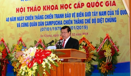 TS Võ Văn Sen, Ủy viên Hội đồng lý luận Trung ương, Chủ tịch Hội khoa học lịch sử TP. Hồ Chí Minh tham luận.