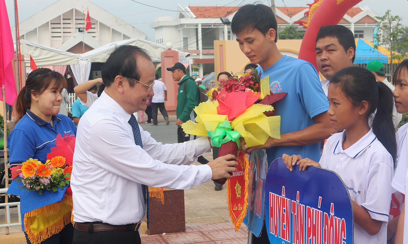 Phó Chủ tịch UBND tỉnh Trần Thanh Đức tặng hoa và cờ lưu niệm cho các đội tham gia giải.