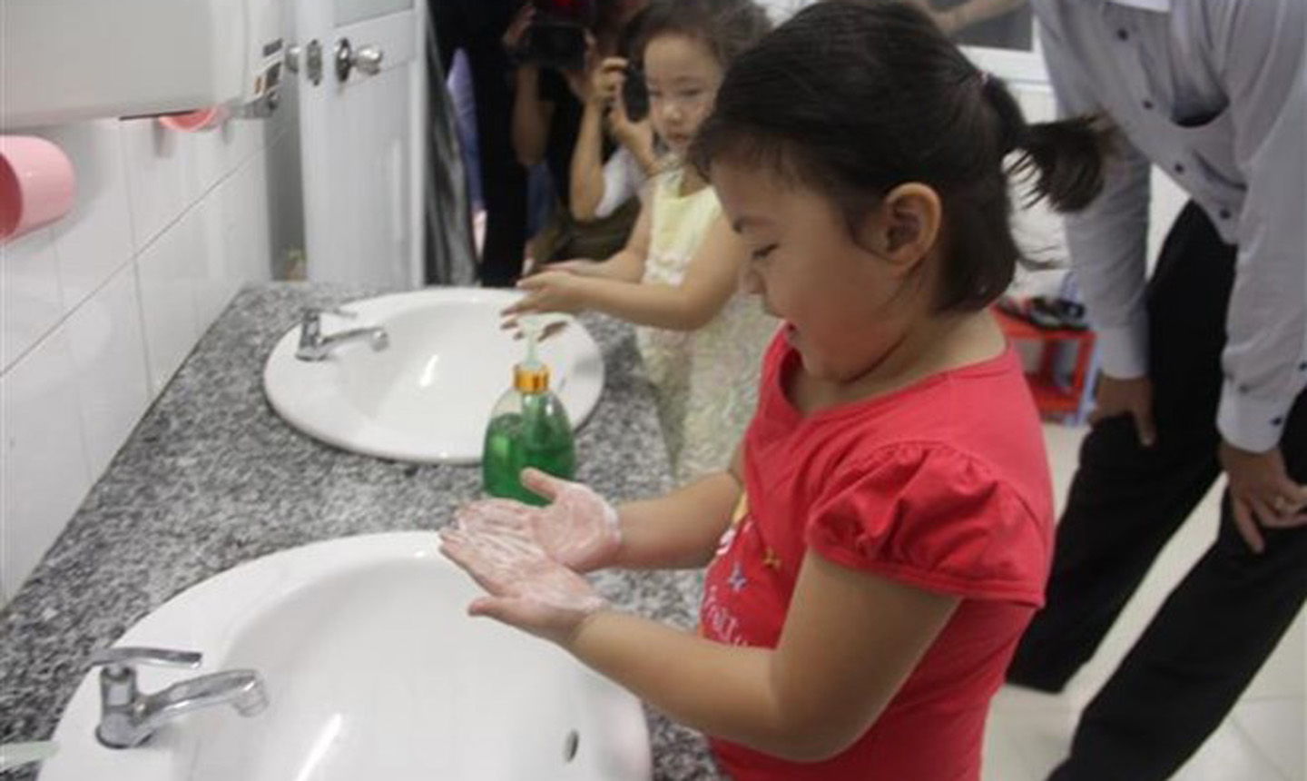 Trẻ em rửa tay phòng ngừa nhiều dịch bệnh. (Ảnh: TTXVN/Vietnam+)