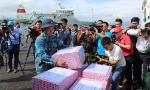Naval ships carry Tet gifts to Truong Sa soldiers