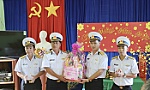 Bộ Tư lệnh Vùng 2 Hải quân chúc tết và tặng quà Trạm Rađa 590