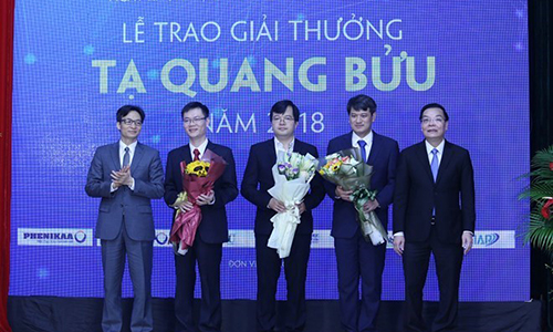 Deputy Prime Minister Vu Duc Dam (first, left) and Minister of Science and Technology Chu Ngoc Anh (first, right) present Ta Quang Buu Award to the outstanding scientists (Photo: VNA)