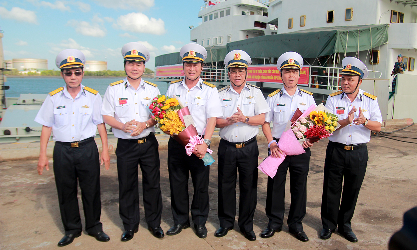 Chuẩn đô đốc, Chính ủy Bộ Tư lệnh Vùng 2 Hải quân Nguyễn Phong Cảnh tặng hoa chúc các trưởng đoàn lên đường làm nhiệm vụ