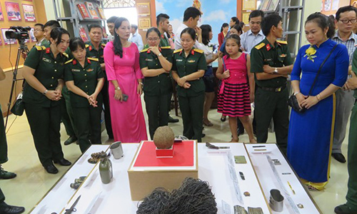 Visitors to the exhibition at the museum of Military Zone 9 in Can Tho city (Photo: VNA)