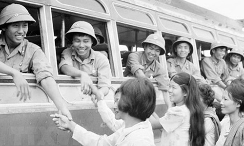 Cambodian people bid farewell to Vietnamese volunteer soldiers. (Photo: VNA)