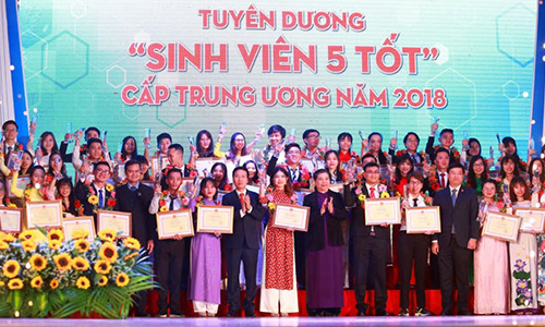 Outstanding students honoured at the ceremony (photo: hanoimoi)