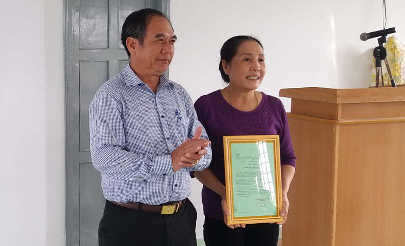 Đồng chí Phan Thanh Vân, Phó Gám đốc sở LĐTB&XH phát biểu và trao thư cảm ơn cho nhóm Từ thiện của cô Đỗ Thị Bé Hai