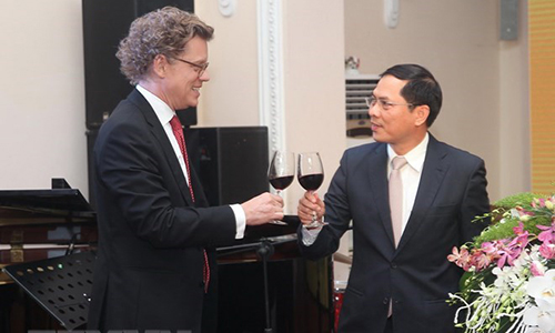 Permanent Deputy Foreign Minister Bui Thanh Son (R) and Swedish Ambassador to Vietnam Pereric Hogberg (Source: VNA)  